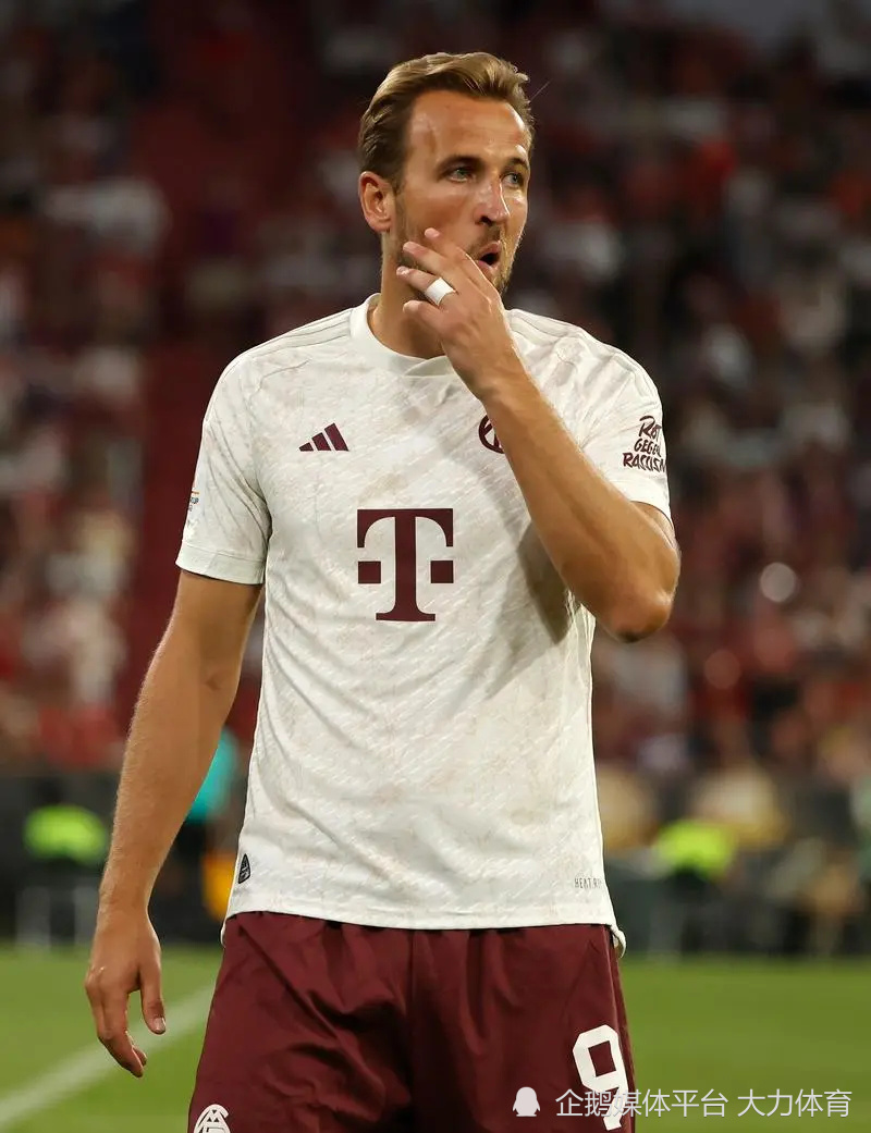 展现出她与 展现出她与